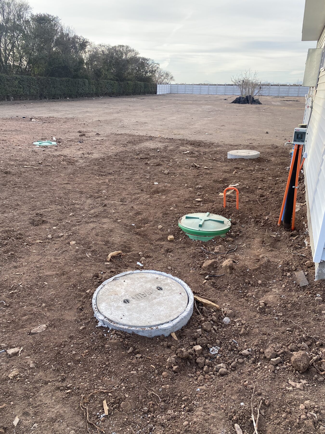 Planta de tratamiento NATT instalada y enterrada junto a una vivienda